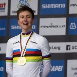 Tadej Pogacar roulera avec son maillot de champion du monde sur les routes de Lombardie samedi. KEYSTONE/TIL BUERGY